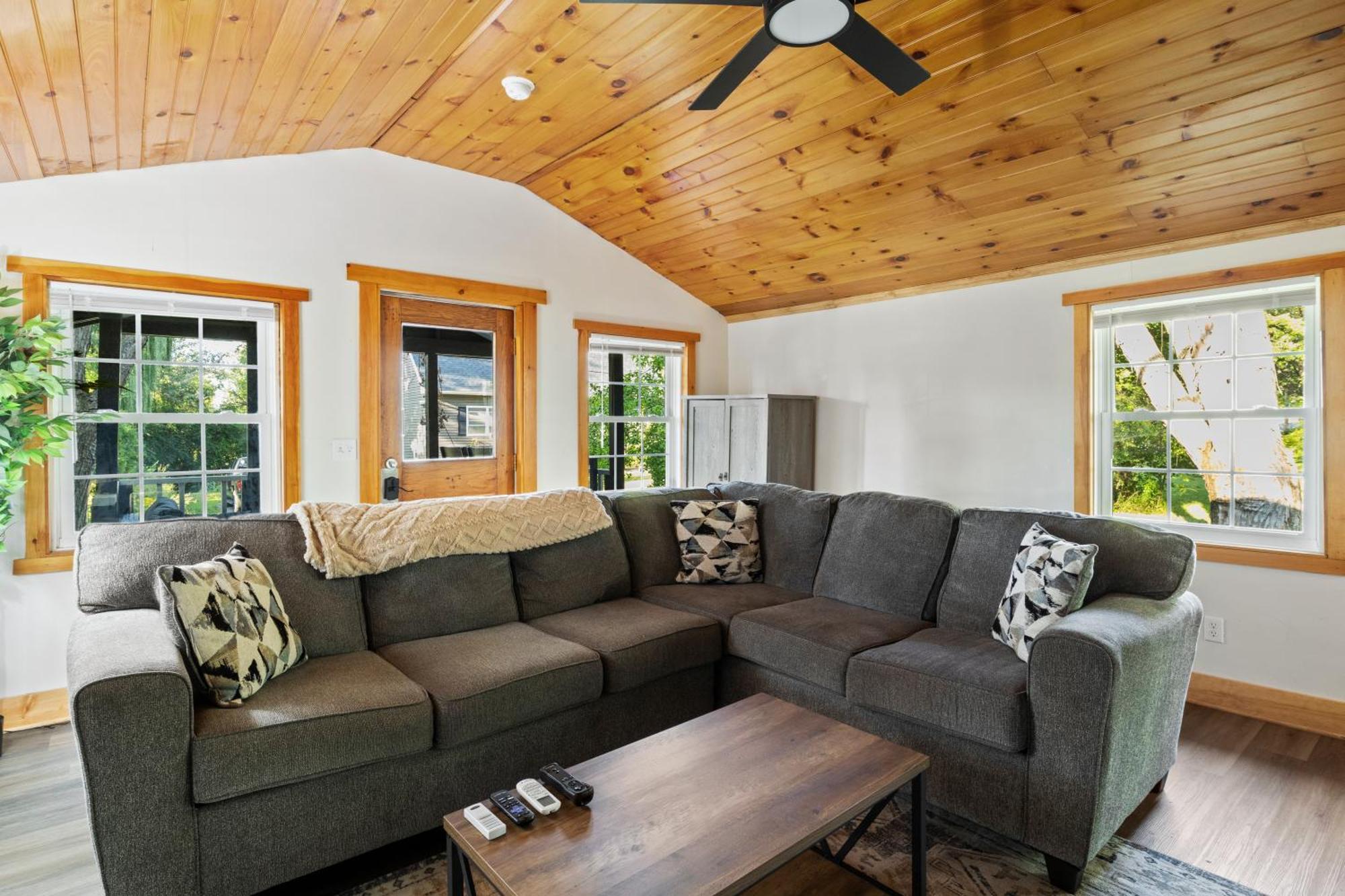 Cozy Home W/ King Bed & Lake Access Canandaigua Zewnętrze zdjęcie